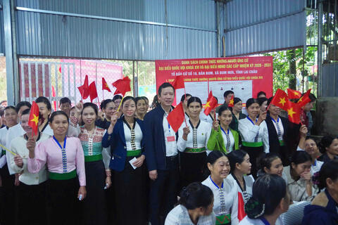 Cử tri vùng biên giới Bum Nưa gửi gắm niềm tin qua lá phiếu