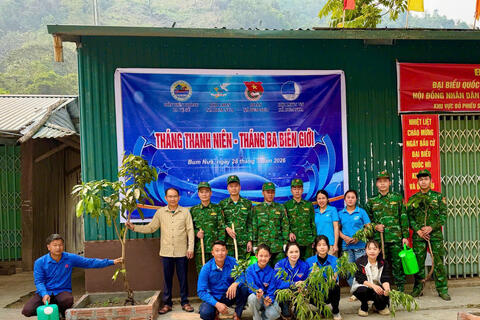 TUỔI TRẺ XÃ BUM NƯA CHUNG TAY XÂY DỰNG “HÀNG CÂY XANH” – LAN TỎA TINH THẦN “THÁNG THANH NIÊN – THÁNG BA BIÊN GIỚI: TÔI YÊU TỔ QUỐC TÔI”
