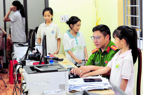 Bum Nưa hướng tới 100% trẻ đủ điều kiện có định danh điện tử