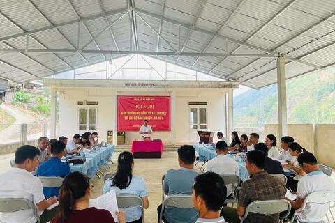 Đoàn công tác số 01 của Ban Thường vụ Đảng ủy xã Bum Nưa làm việc với các chi bộ Nà Hừ 1, Nà Hừ 2