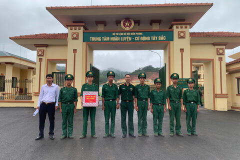 Thăm, động viên chiến sĩ mới đang huấn luyện tại Trung tâm Huấn luyện - Cơ động Tây Bắc