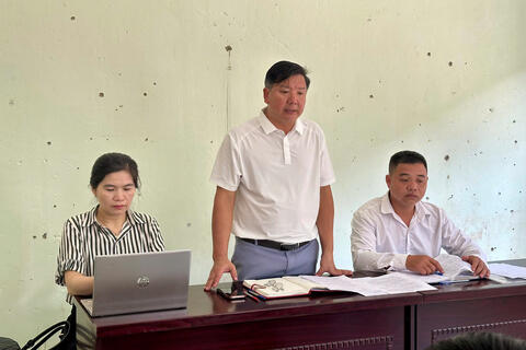 Đoàn công tác của Phó Bí thư Thường trực Đảng ủy xã tham gia sinh hoạt chuyên đề tại Chi bộ bản Nà Hừ 2