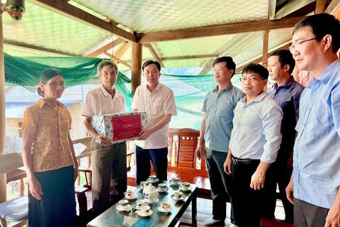 Đoàn công tác của tỉnh thăm, tặng quà gia đình chính sách tại xã Bum Nưa nhân dịp 27/7