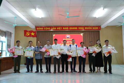 Đảng ủy xã Bum Nưa tổ chức Lễ trao tặng Huy hiệu Đảng đợt 19/5 cho 10 Đảng viên